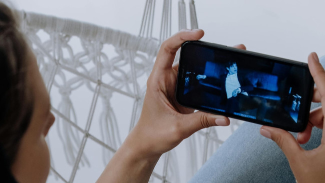Menonton video di Youtube. [Pexels]